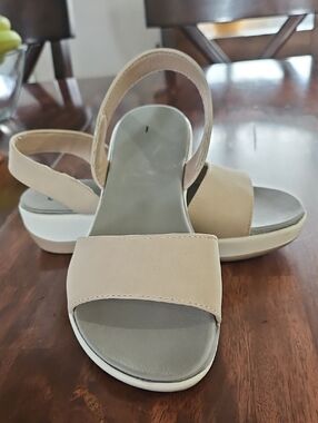 Sandals Size 7 Color Cream And White